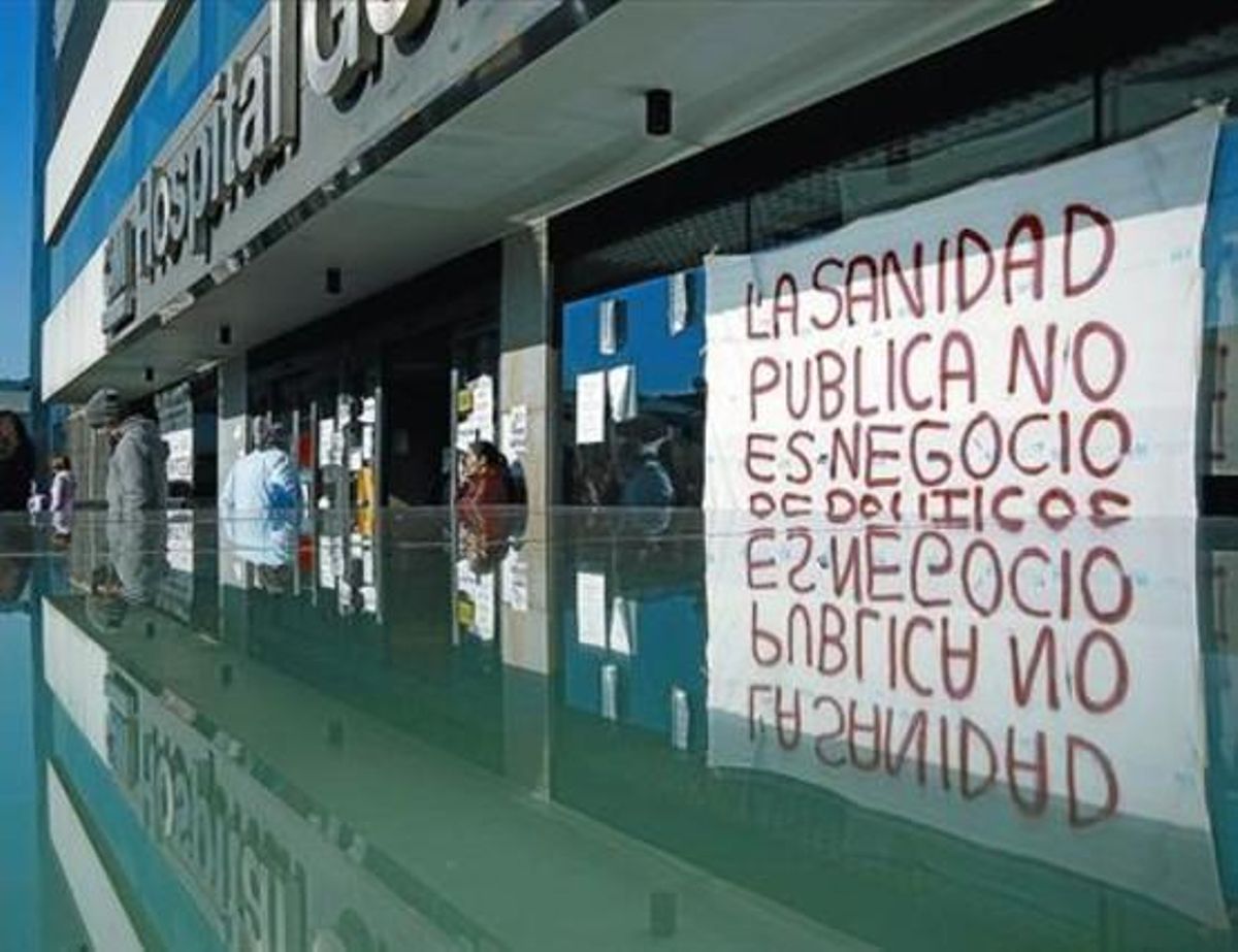 Cartell de protesta a l’Hospital La Paz, a Madrid. Cartell de protesta a l’Hospital La Paz, a Madrid.