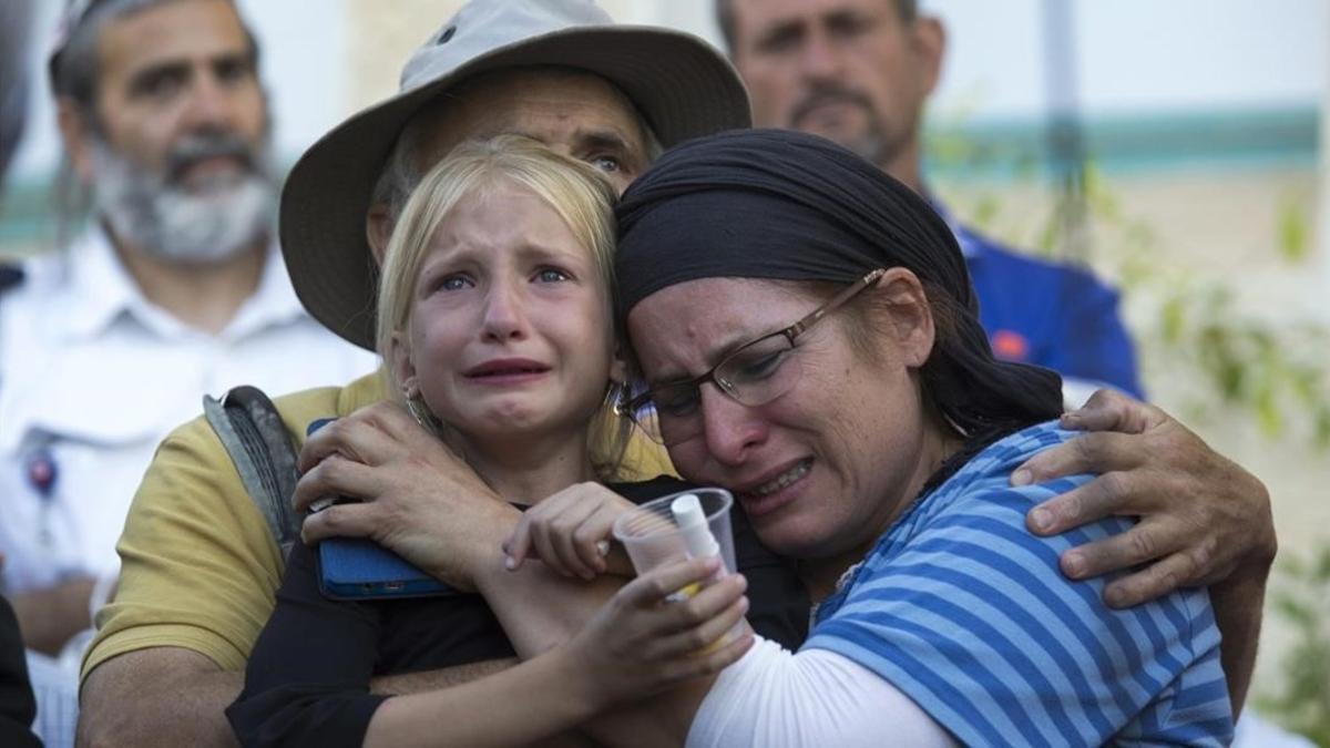 Los padres y la hermana de la niña muerta tras ser apuñalada por un palestino.