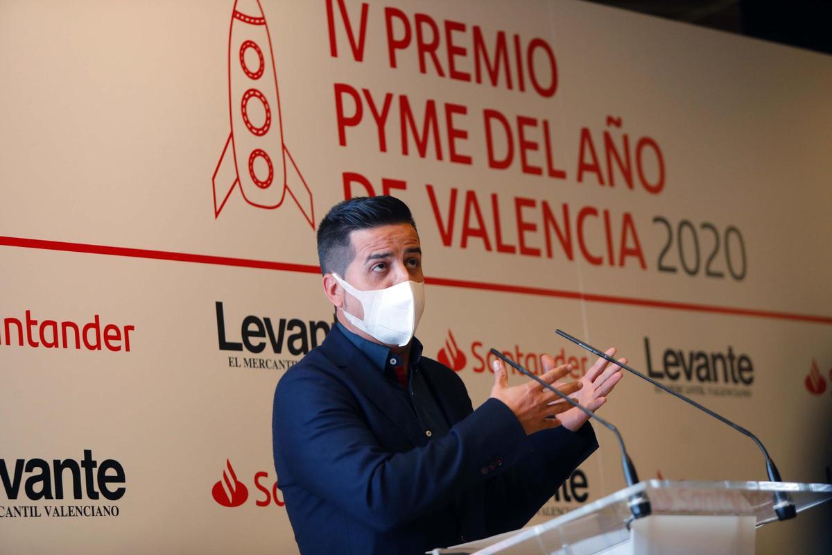 El representante de All 4 Business SL agradece su premio.