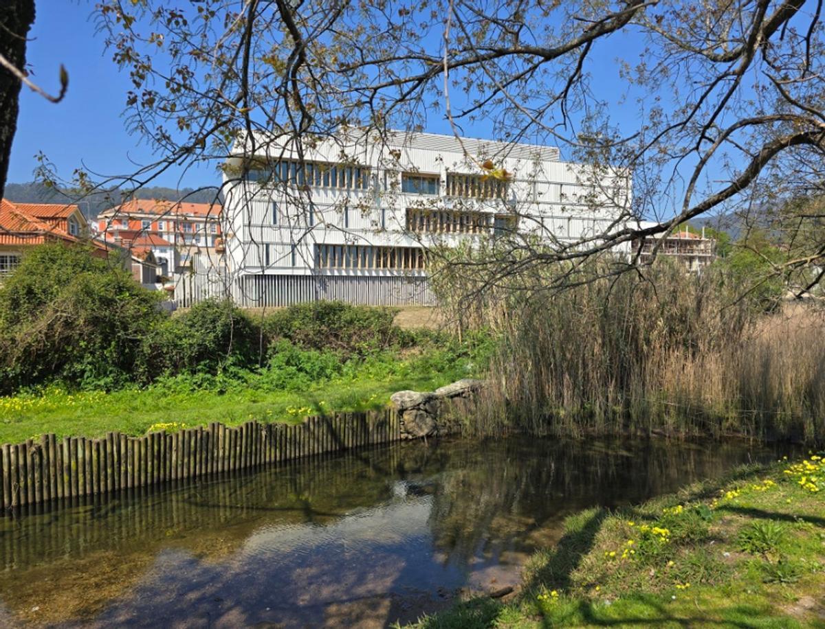 Fachada trasera del nuevo centro de salud en Sisalde que da al paseo del río da Fraga. | G.N.