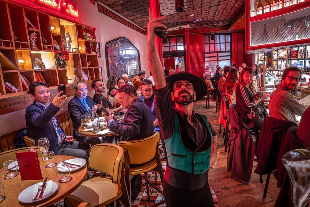 Los congresistas del Mobile toman la noche de Barcelona