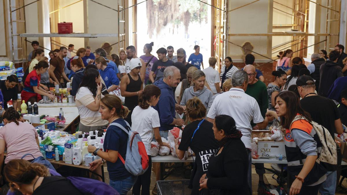 Los vecinos se organizan en cuadrillas para ayudar