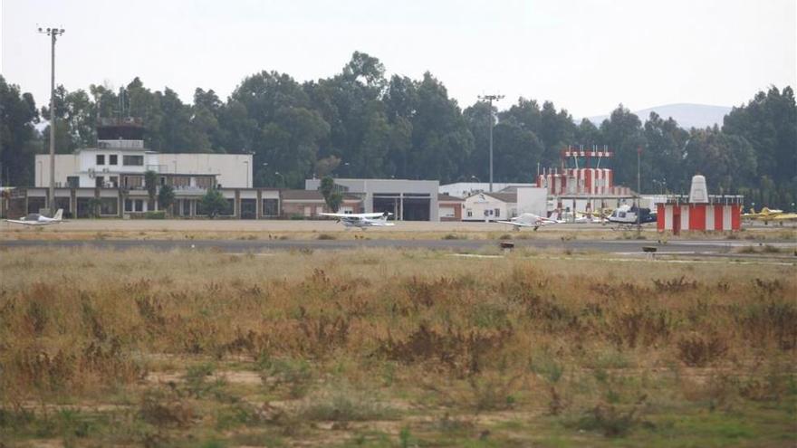 El PSOE denuncia que se suspenden los vuelos comerciales en el aeropuerto de Córdoba