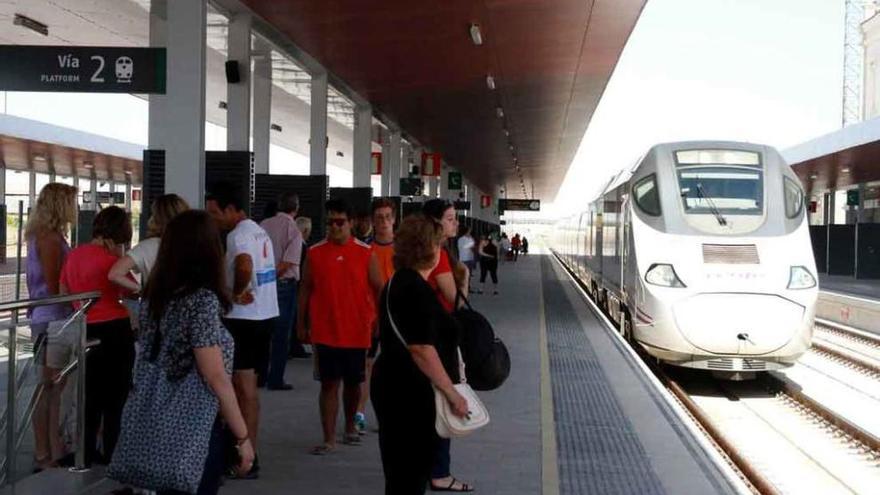 Un tren Alvia, en la estación de ferrocarril de la capital.