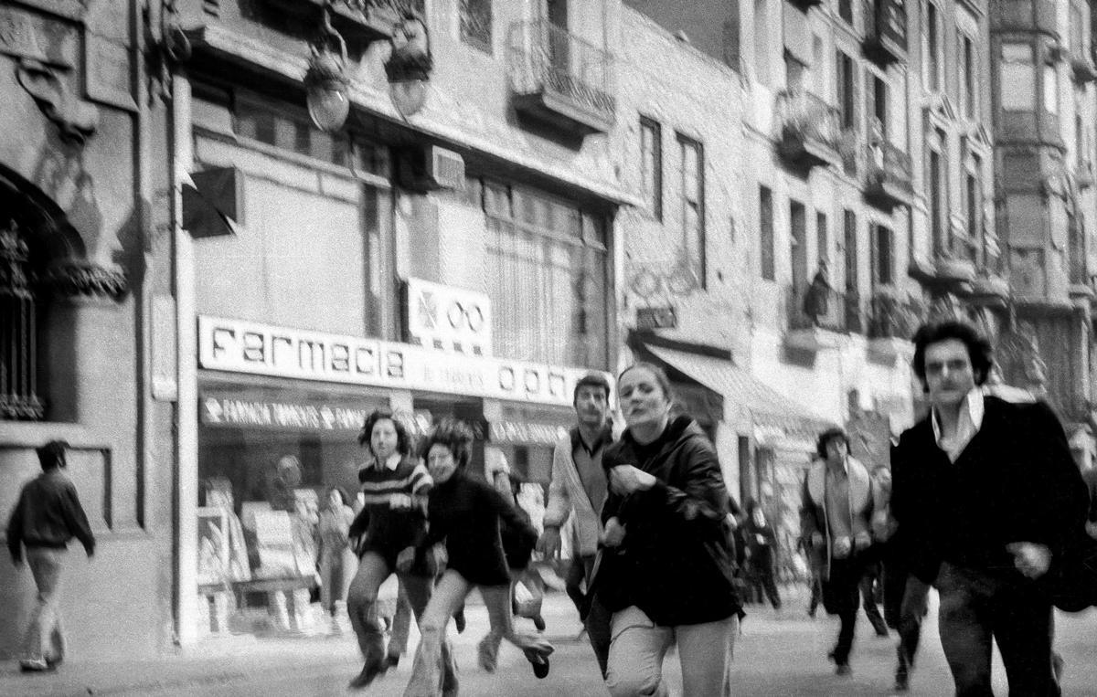 Carreras delante de los antidisturbios el 8 de febrero de 1976, en Gran de Gràcia.