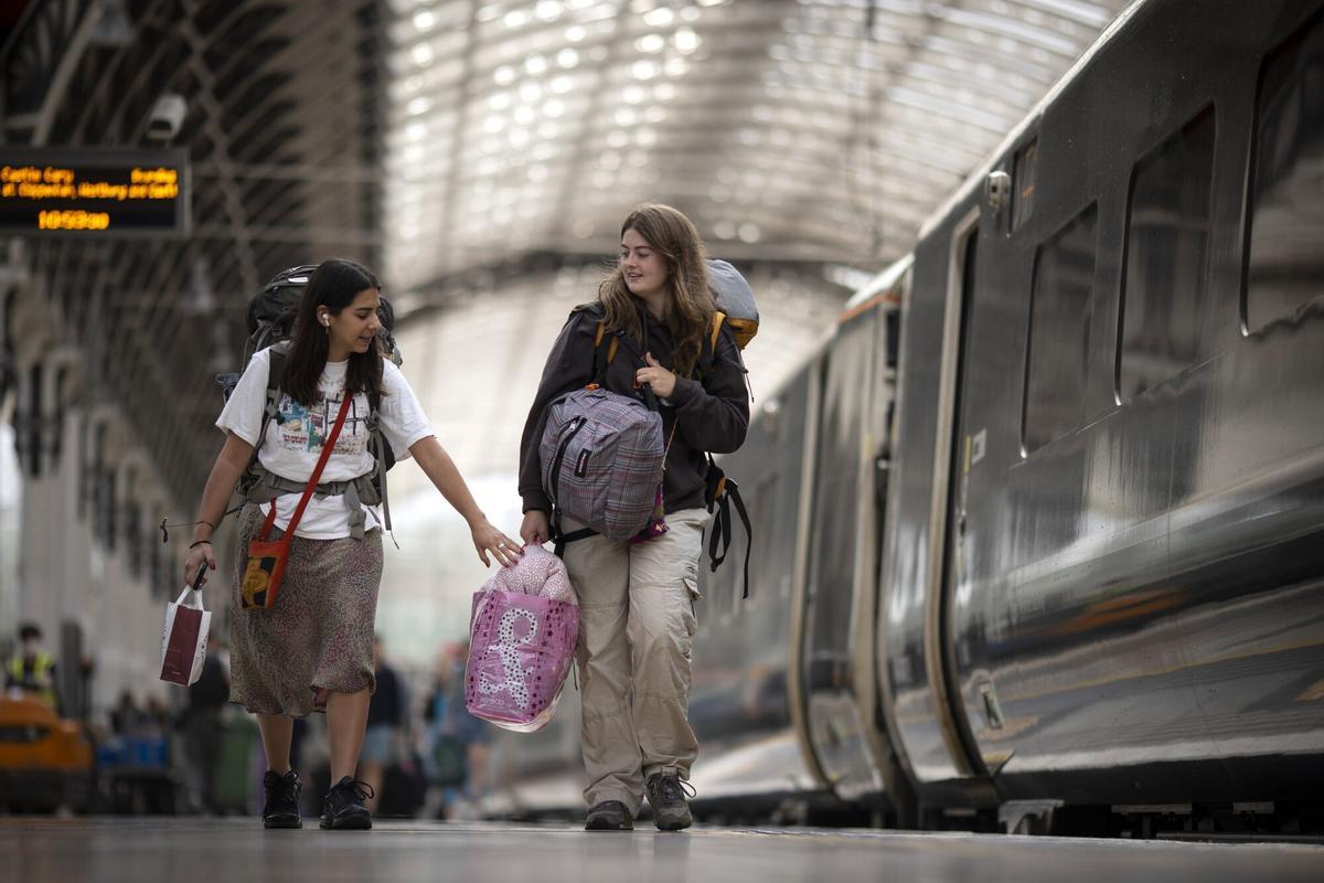 Dos jóvenes, en la estación de tren británica de Paddington, en Londres.