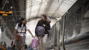Dos jóvenes, en la estación de tren británica de Paddington, en Londres.