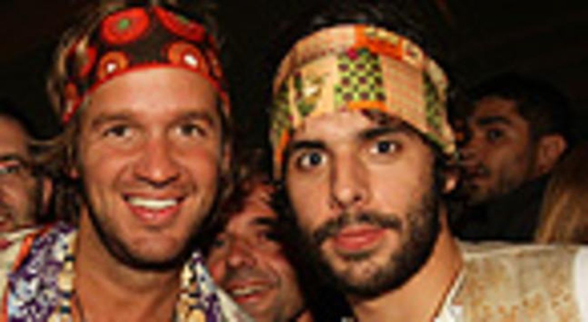 Rosauro Baró i Alonso Aznar, posen vestits de ’hippy’. Rosauro Baró i Alonso Aznar, posen vestits de ’hippy’.