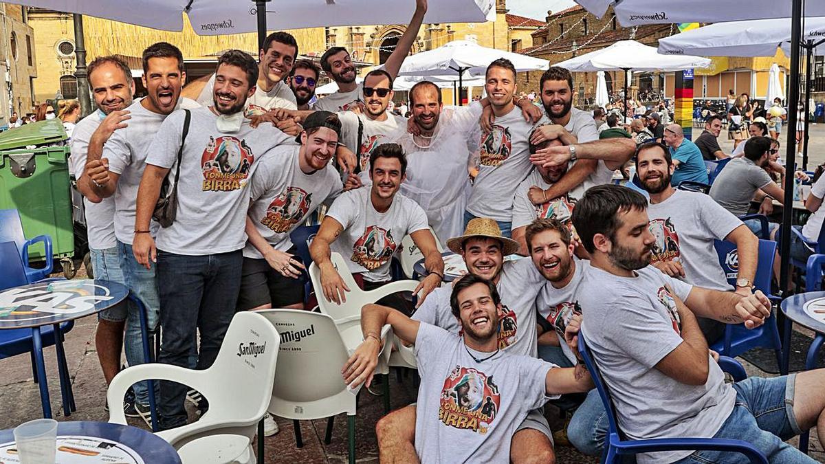 Un grupo de amigos de Bilbao, ayer por la tarde, en la Catedral. | Irma Collín