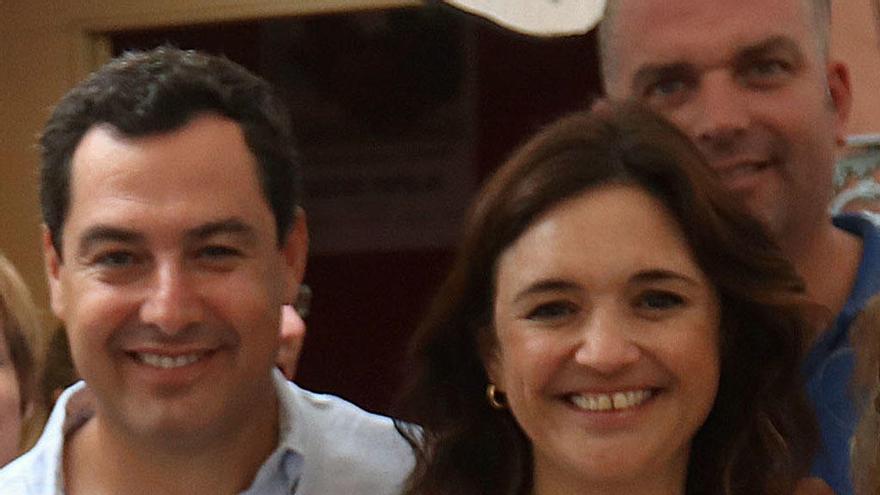 El líder del PP en Andalucía, Juanma Moreno, con Margarita del Cid.