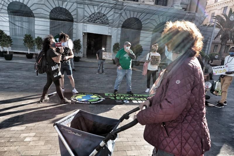 Concentración de Juventud por el Clima frente al Cabildo de Tenerife