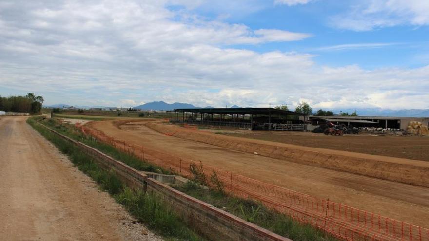 El vial lateral sud de Vilatenim.