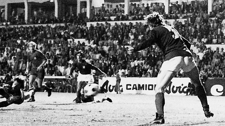 Amancio Amaro (i) manda el esférico a la red, ante el meta Curkovic, para anotar el segundo tanto de España en el Estadio Insular, el 30 de abril de 1969, ante el combinado de Yugoslavia. | | LP/DLP