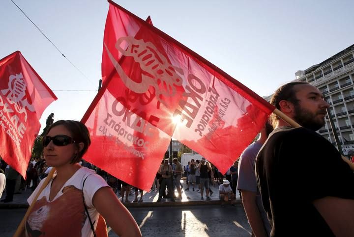 Cientos de personas se han concentrado en la plaza Syntagma para mostrar su oposición al acuerdo con la 'troika'
