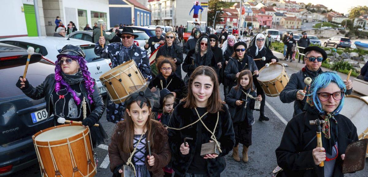 Parte de la comitiva participante, de camino a la pira.  | IÑAKI ABELLA