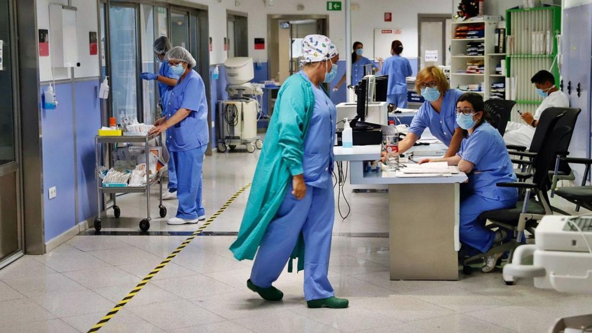 Médicos y enfermeros en un hospital de la Región de Murcia | L.O.