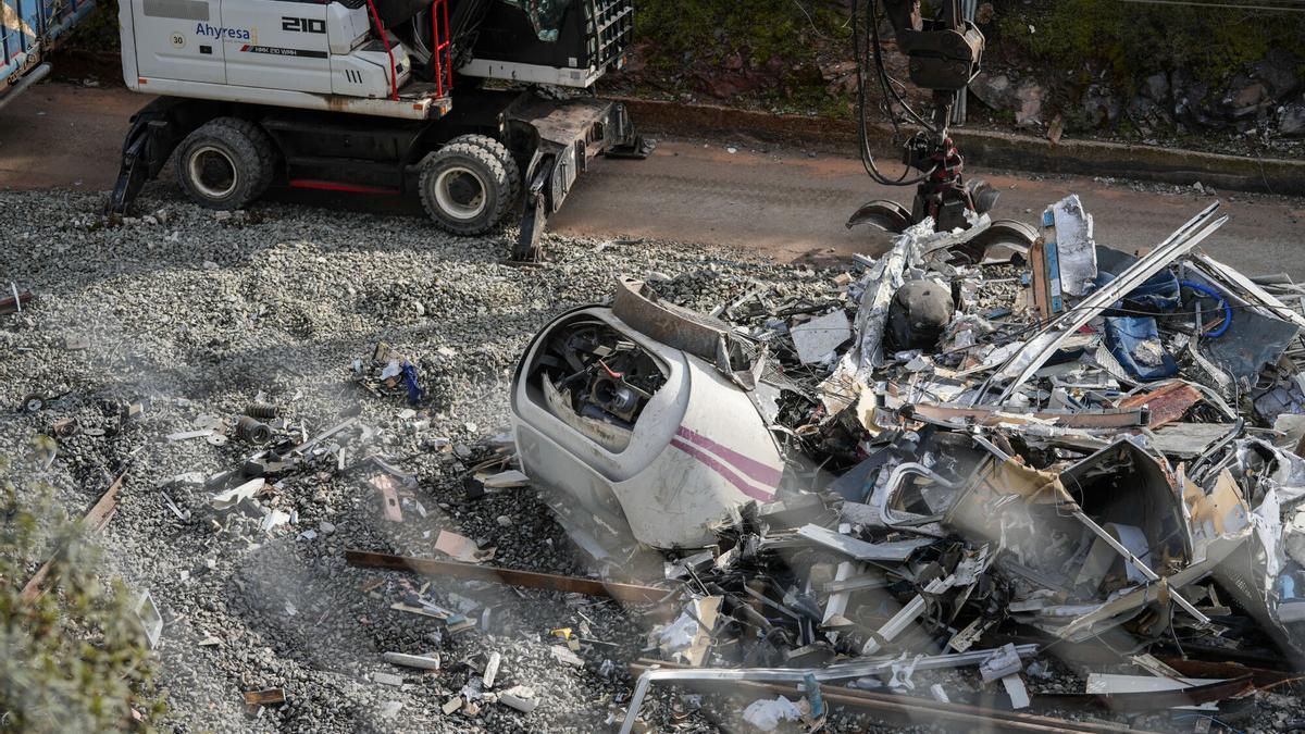 Recogida de restos del tren Alvia ya seccionados en la zona del accidente ferroviario de Adamuz.