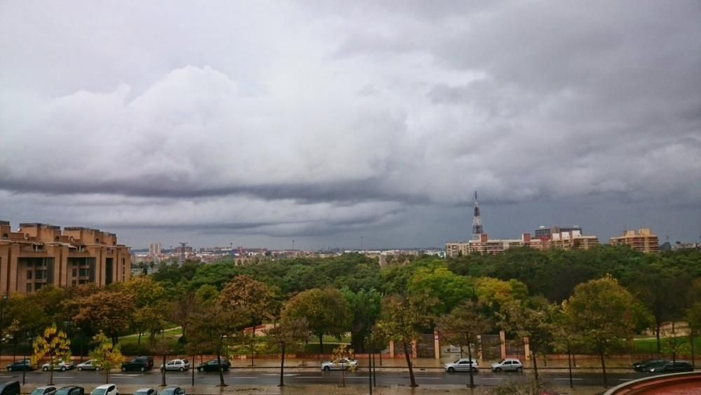 Vista general de nubes y lluvia desde Beniferri.