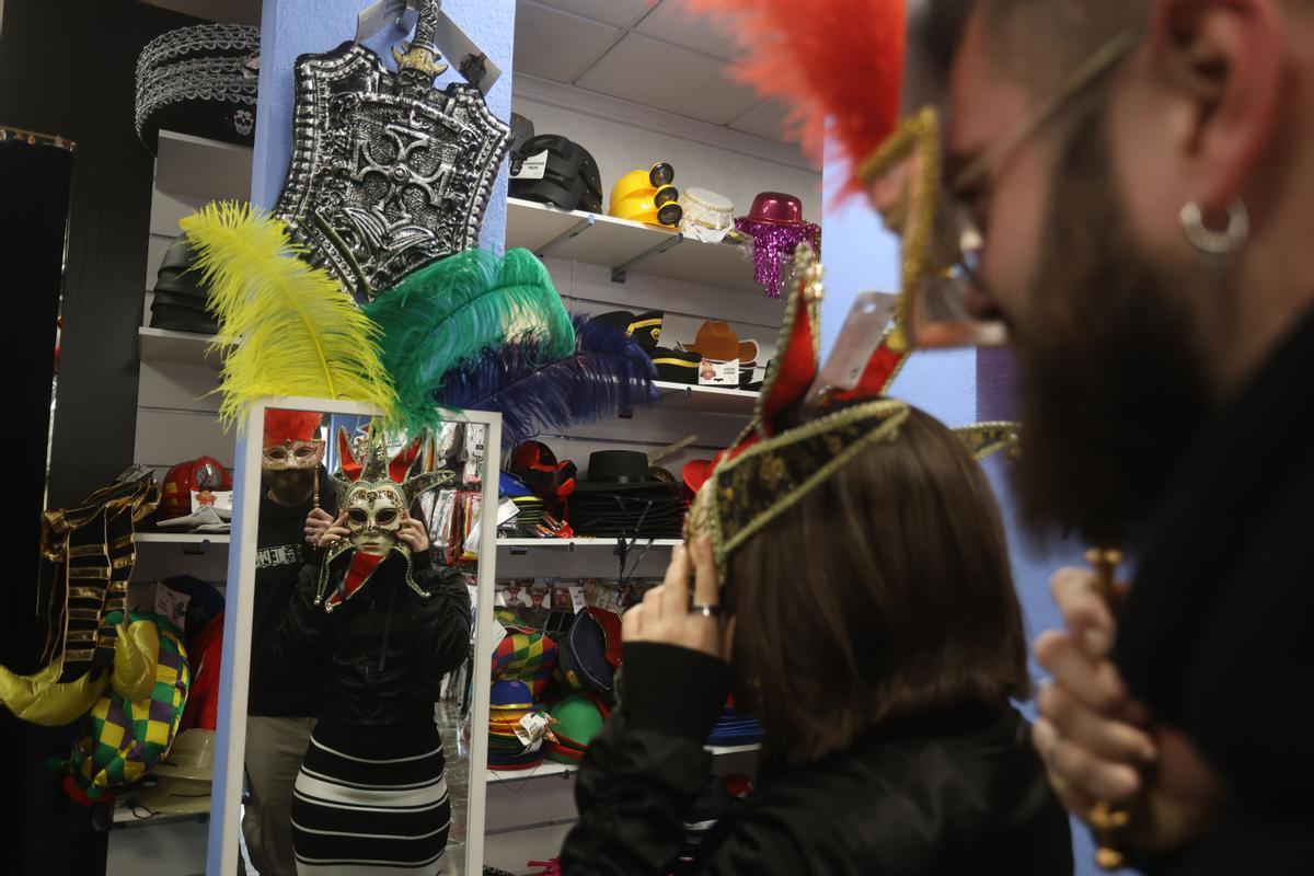 Una pareja, en la tienda Sigue el carnaval