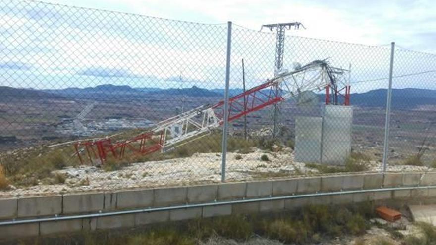 La caída de una antena deja incomunicados seis servicios municipales