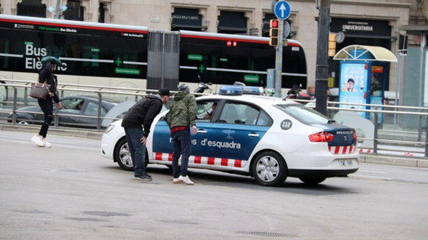 Els Mossos identifiquen persones en les primers dies de confinament