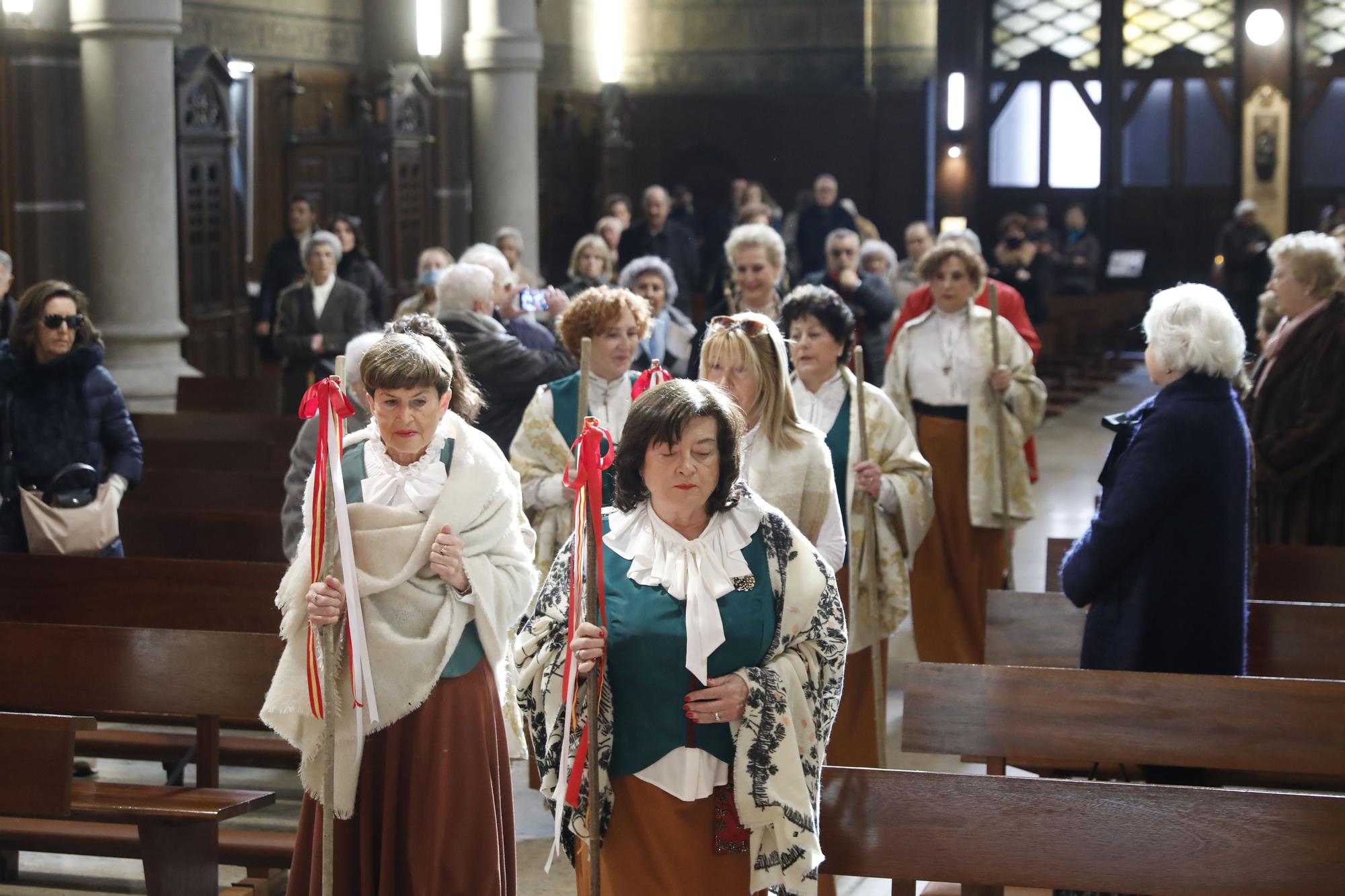 En imágenes: Misa, procesión y reparto de galletas por Santa Águeda en la Basílica