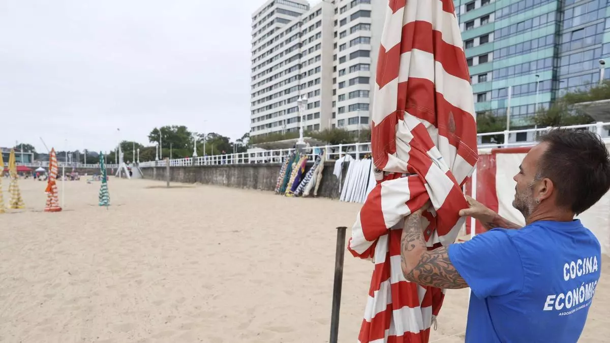 Una de la imágenes más icónicas de Gijón está de vuelta: las casetas llegan a la playa de San Lorenzo