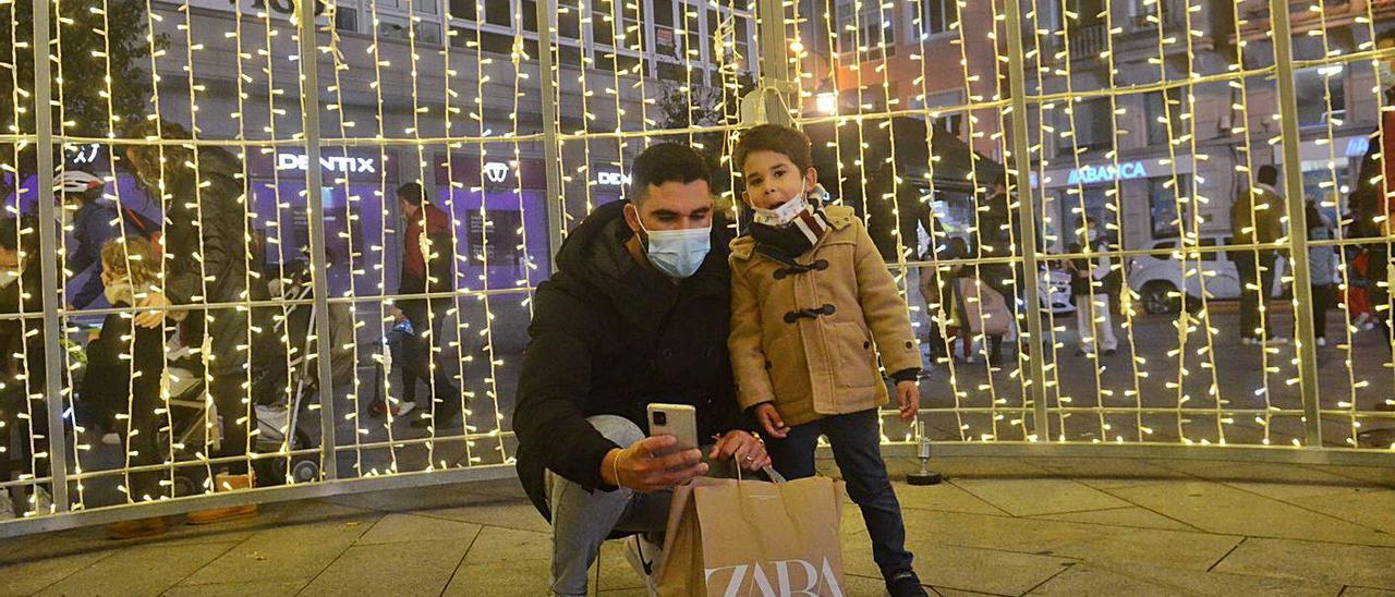 Los “selfies” estuvieron a la orden del día en el árbol de luces de la Plaza de Galicia. |   // NOÉ PARGA