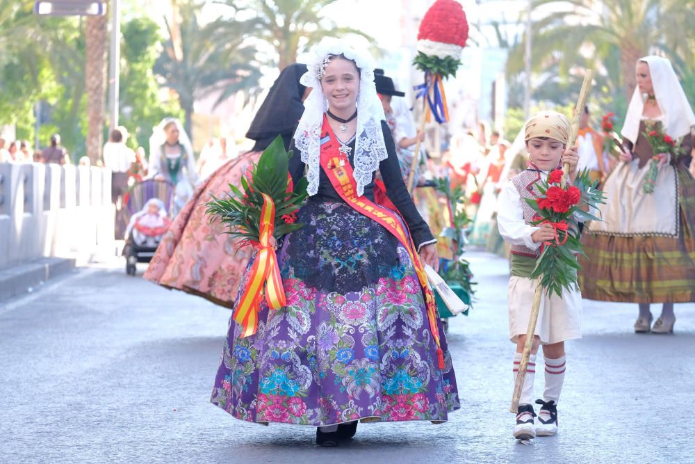 Los festeros aprovechan la Ofrenda para protestar contra la violencia de género con flores y lazos morados