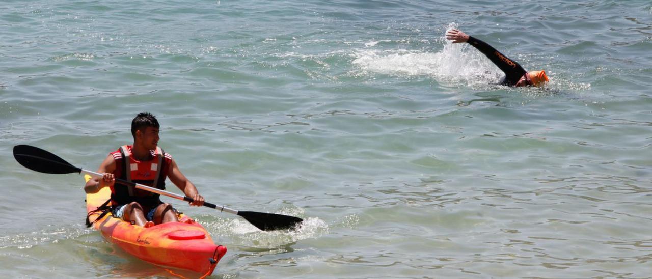 Imagen de un nadador llegando a la zona de meta en una edición anterior de la Ultraswim. | VICENT MARÍ