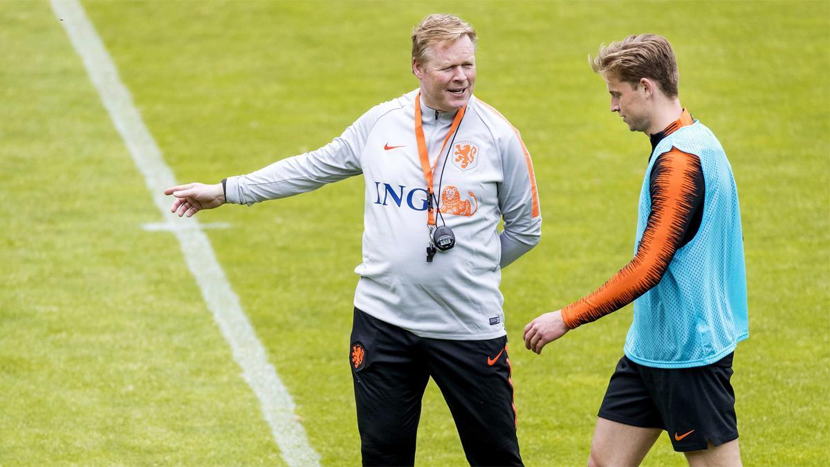 Koeman y Frenkie de Jong, en un entrenamiento con los Países Bajos