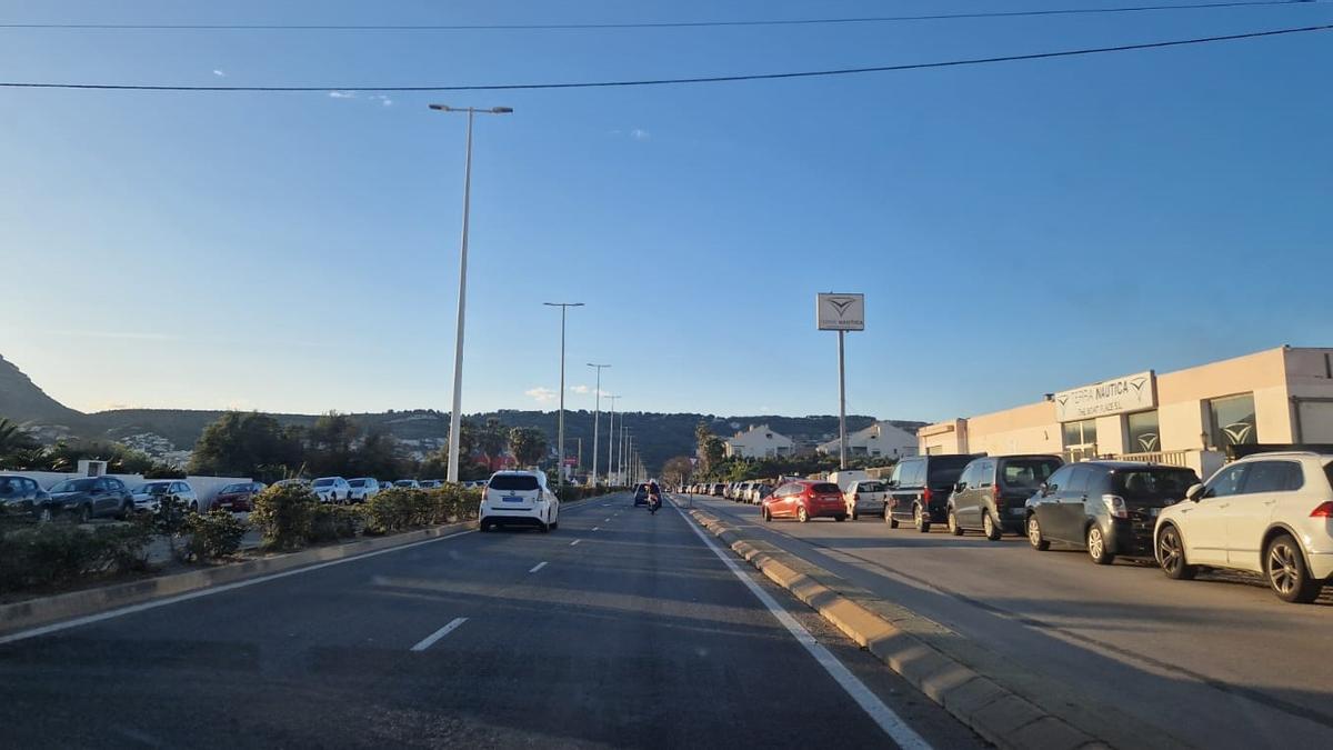 Cotxes aparcats en ambdós carrils d'incorporació de la carretera del Pla; la saturació d'estacionament ha estat un altre dels problemes del macro-festival