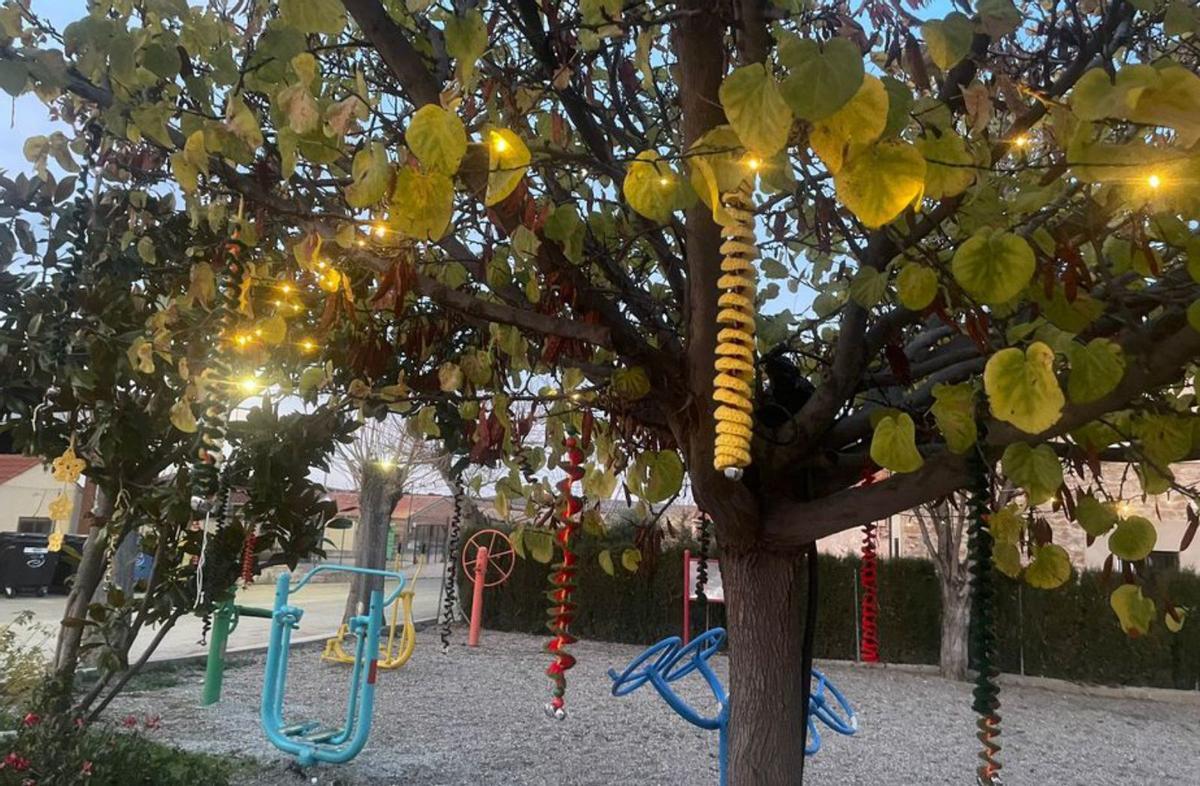 Durante esta Navidad, los adornos visten las calles y rincones de Ambel.  | SERVICIO ESPECIAL