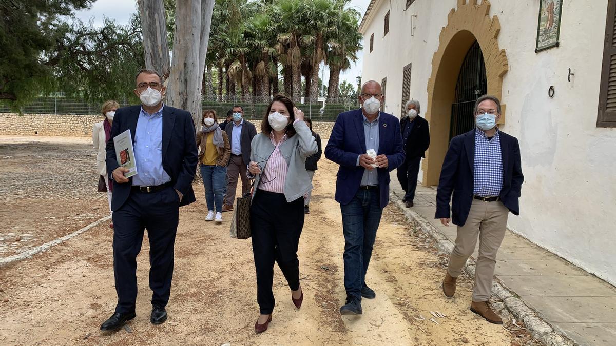 Imagen de la visita a Torrecremada, con Navarro en el centro de la imagen.