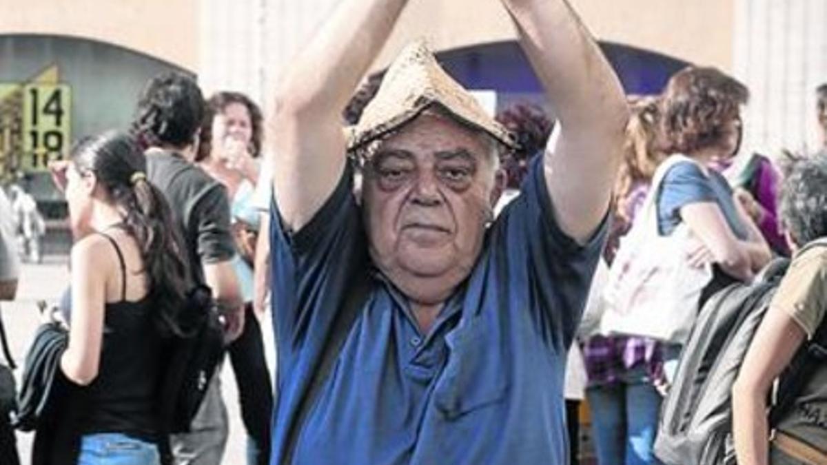 Pere Cuadrado, la semana pasada en la plaza de los Àngels, en una protesta por los derechos de las mujeres.