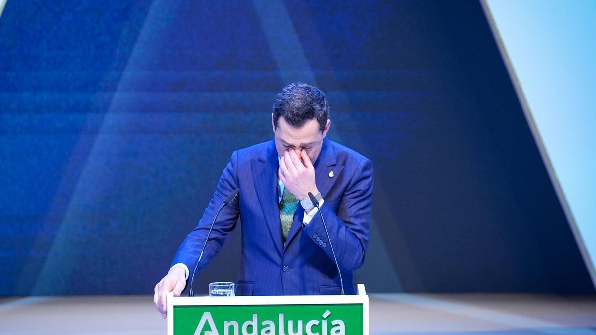 Vídeo | Moreno rompe a llorar en el discurso del 28F al recordar a las víctimas de Adamuz