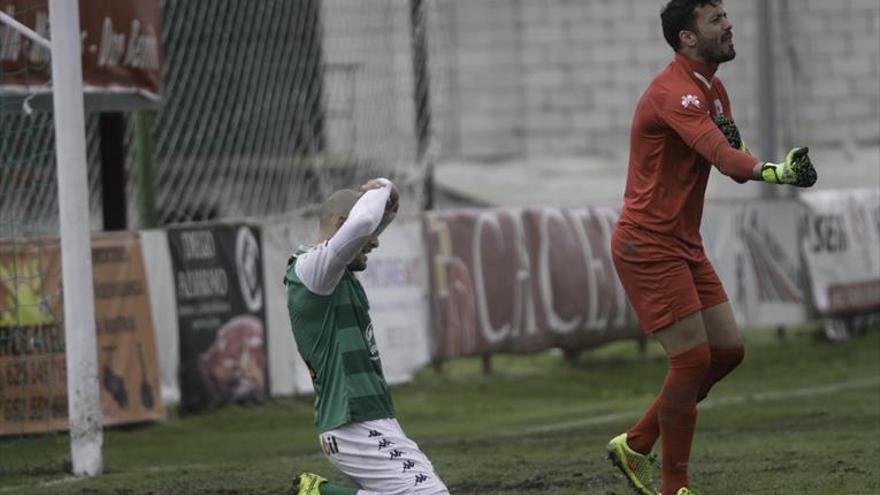 Cacereño y Badajoz, en plena lucha, juegan al mismo tiempo