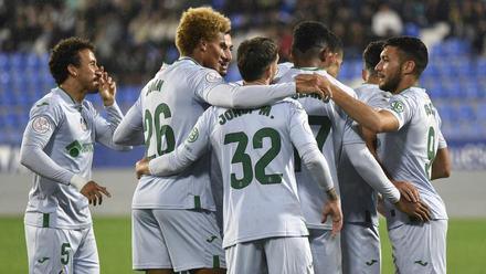 Jugadores del Getafe celebrando un gol ante el Tardienta