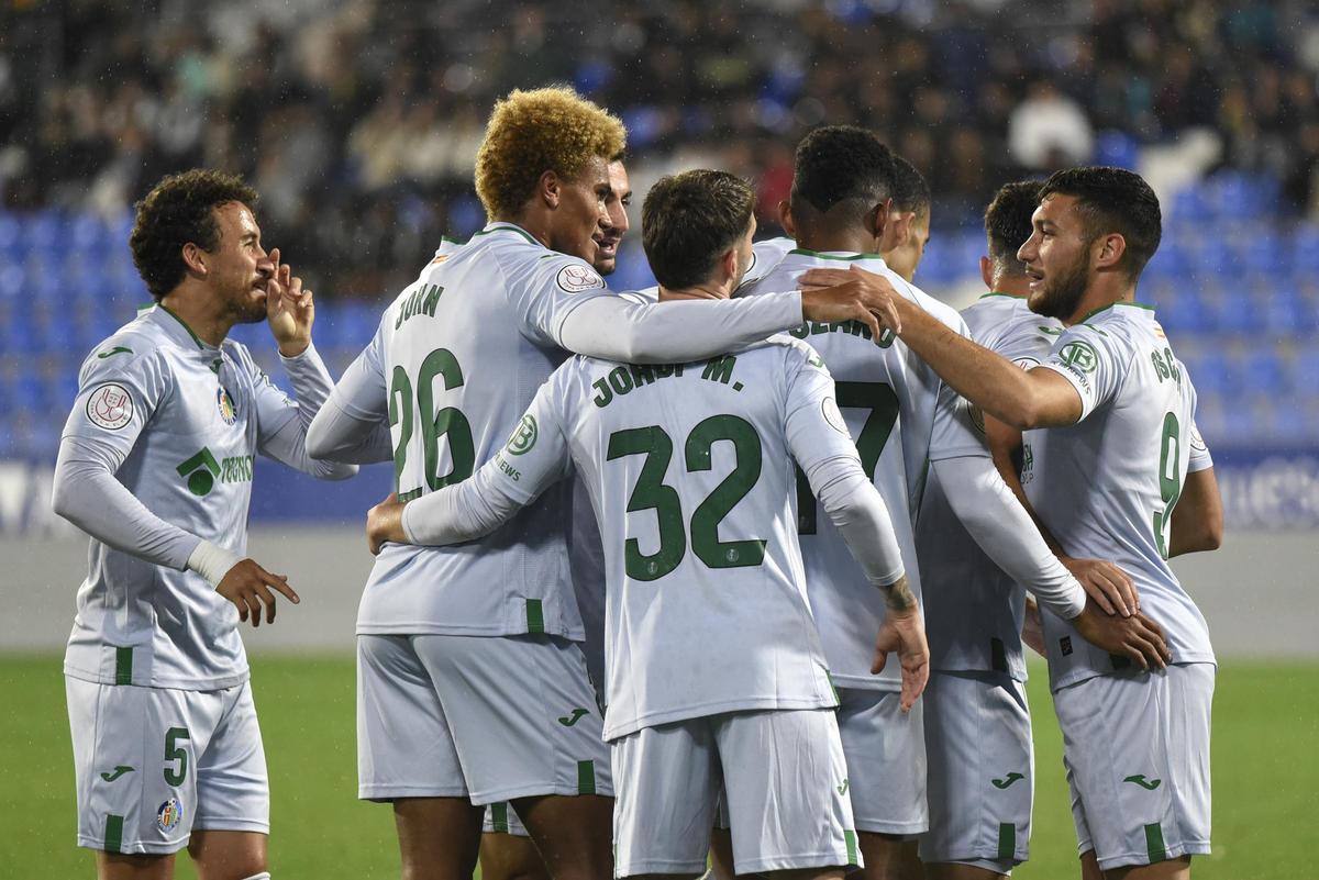 Jugadores del Getafe celebrando un gol ante el Tardienta