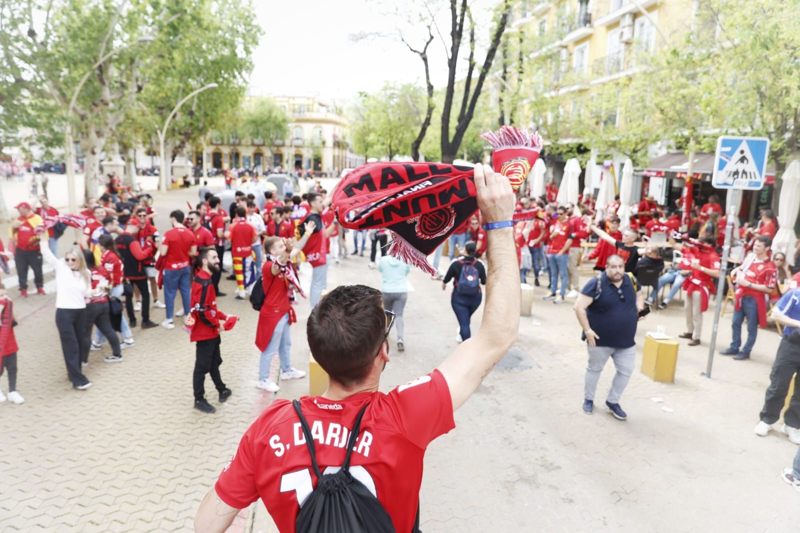 Los aficionados del Mallorca toman Sevilla antes de la final de la Copa del Rey