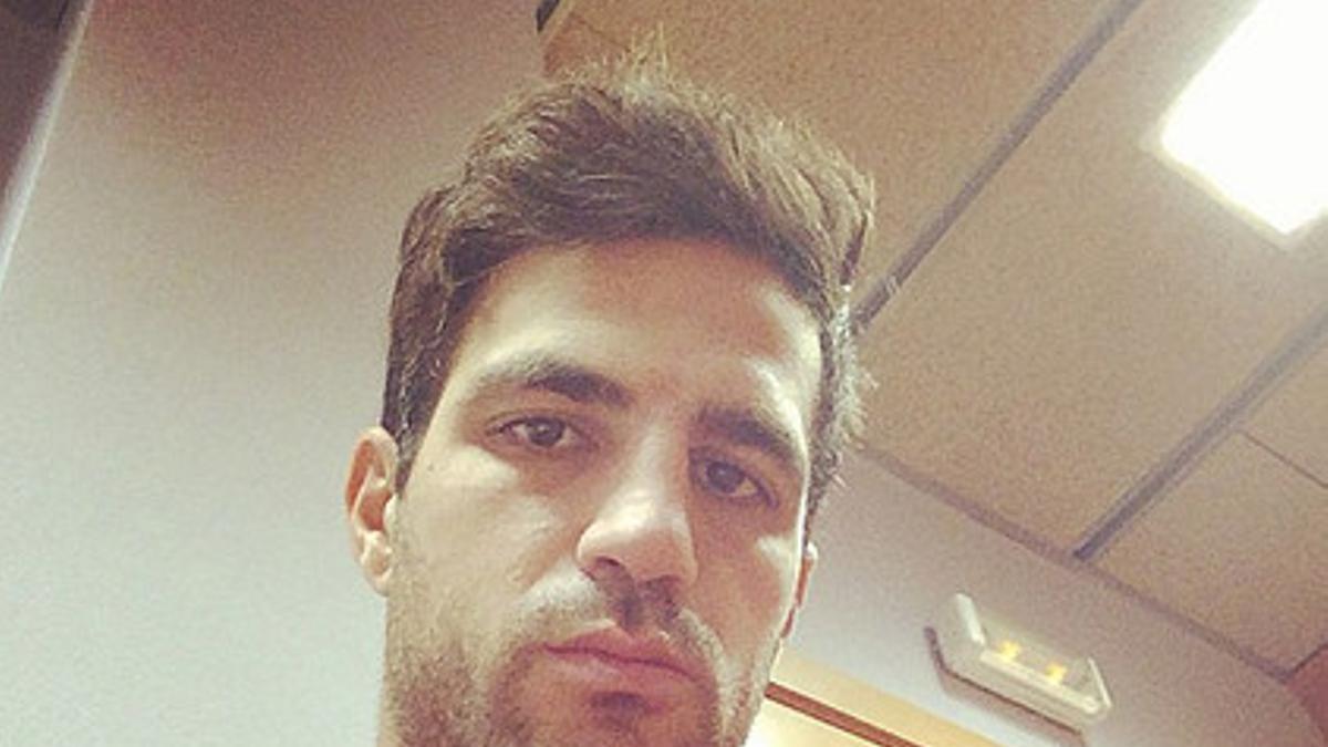 Cesc, visiblemente cansado, en la foto que ha colgado en Instagram tras el madrugón