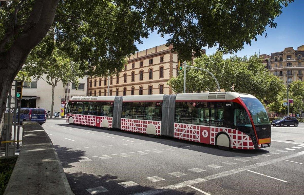 Un autobús de la línea H12, de la red ortogonal, en la Gran Via de Barcelona.