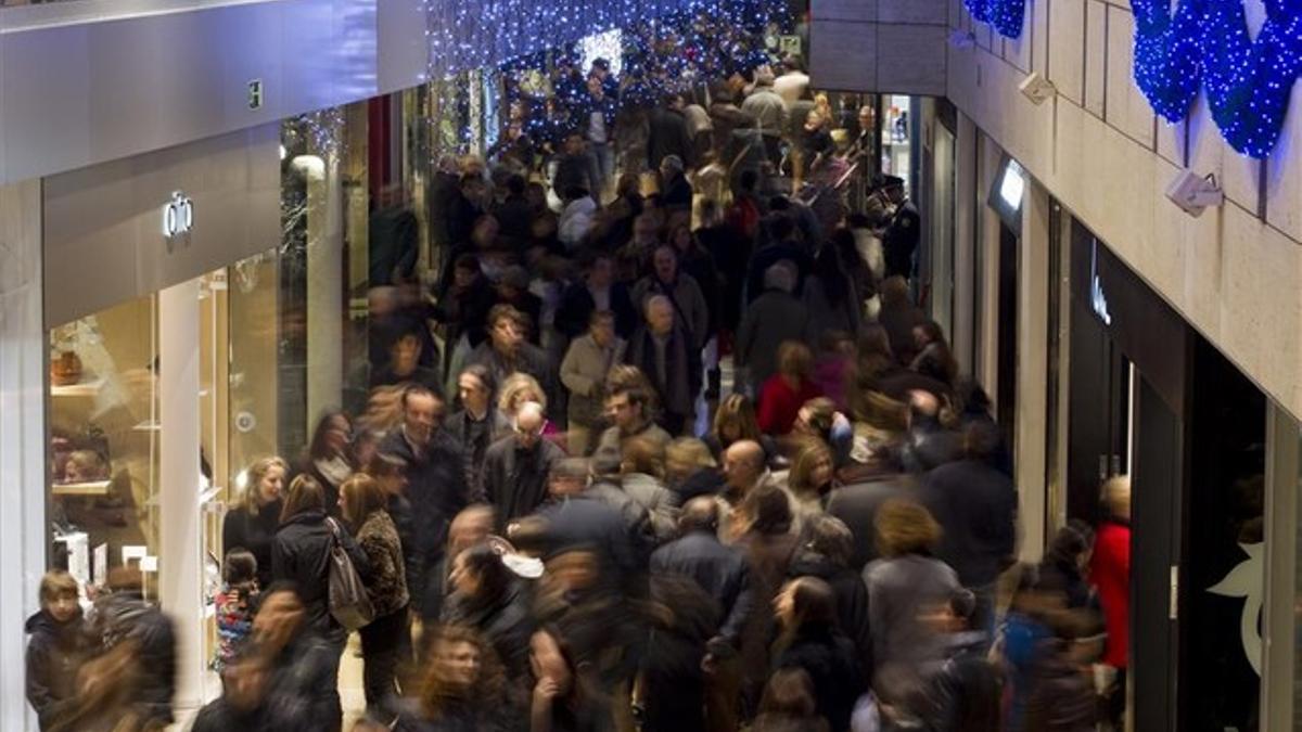 El centro comercial de L'Illa Diagonal, ayer por la mañana, en el primer día del puente de diciembre