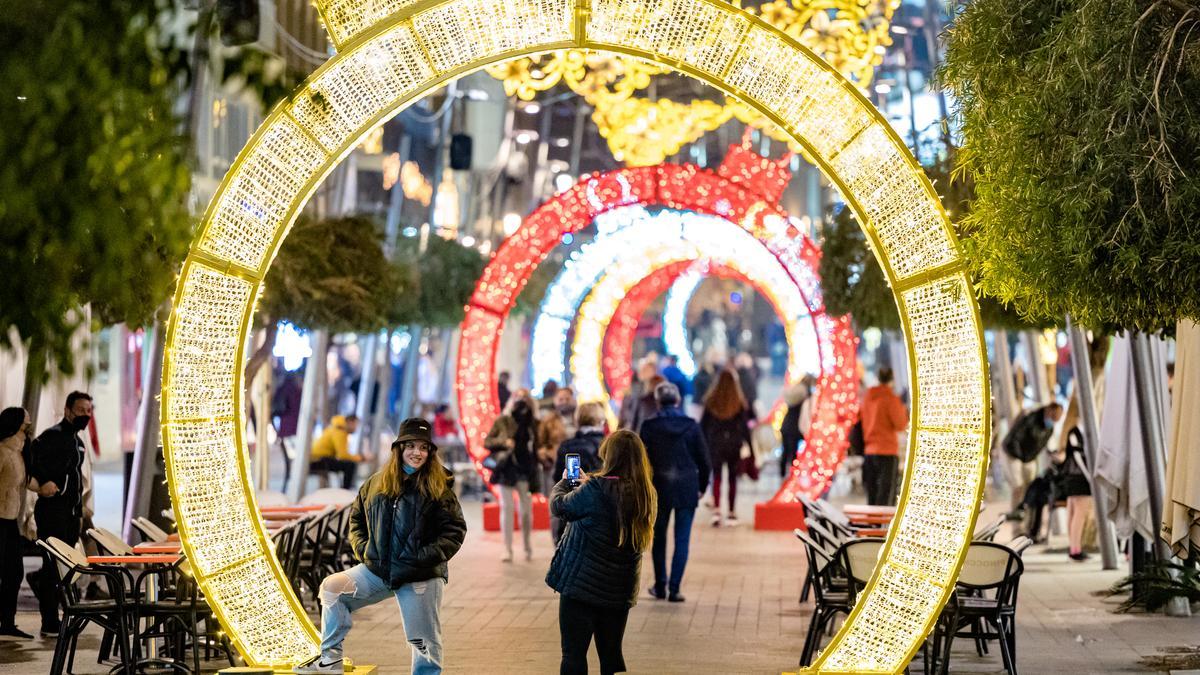 Luces de Navidad instaladas en la céntrica calle Gambo el pasado año y que gustaron mucho al público.