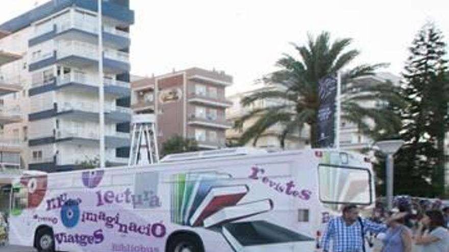 El Bibliobús de Gandia seguirá activo hasta el día 28 de este mes de agosto