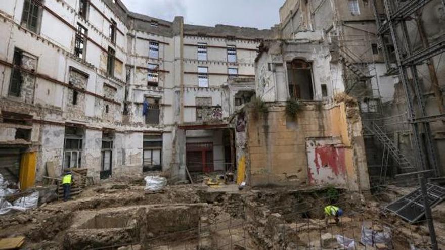 Seit Jahren steht nur noch die Fassade, nun wird am Rathausplatz in Palma weitergebaut.