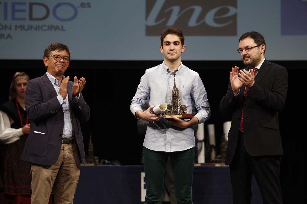 Ceremonia de entrega de los premios del XXIV concurso y muestra del Folclore Ciudad de Oviedo