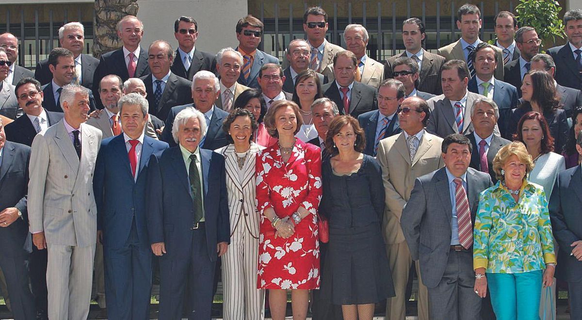 La Reina Sofía con autoridades y responsables en la inauguración del Parque Joyero (2005).