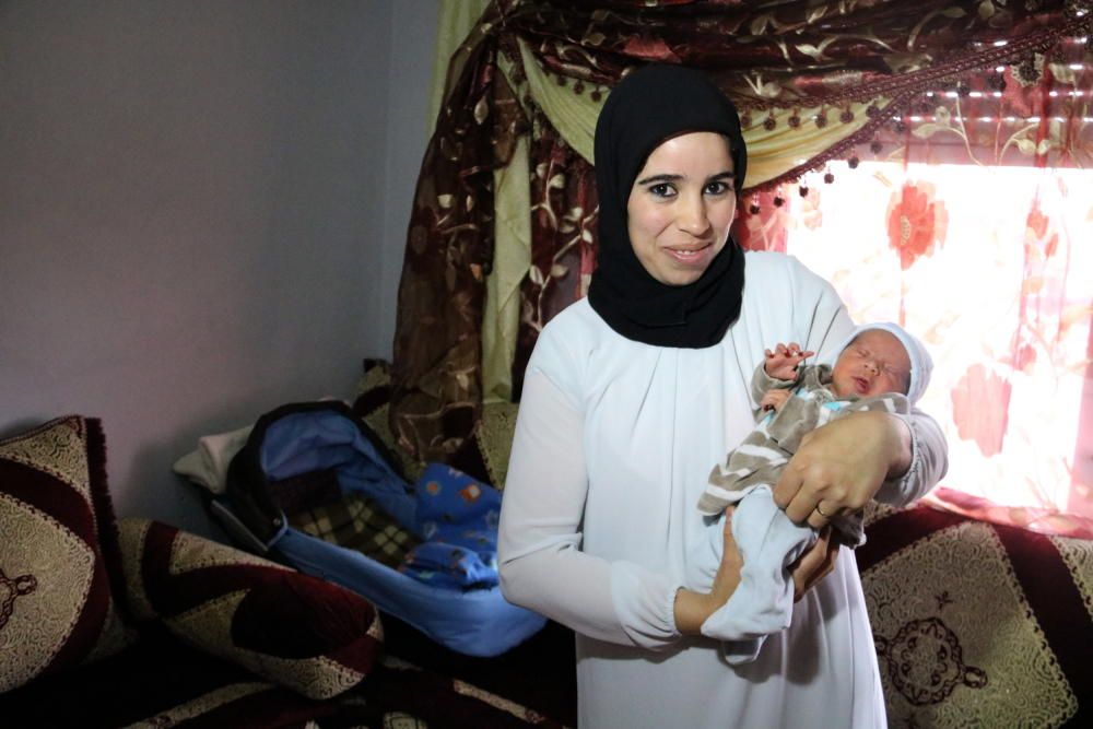 Els pares del nadó amb els Mossos que els van poder ajudar després de néixer el nen.