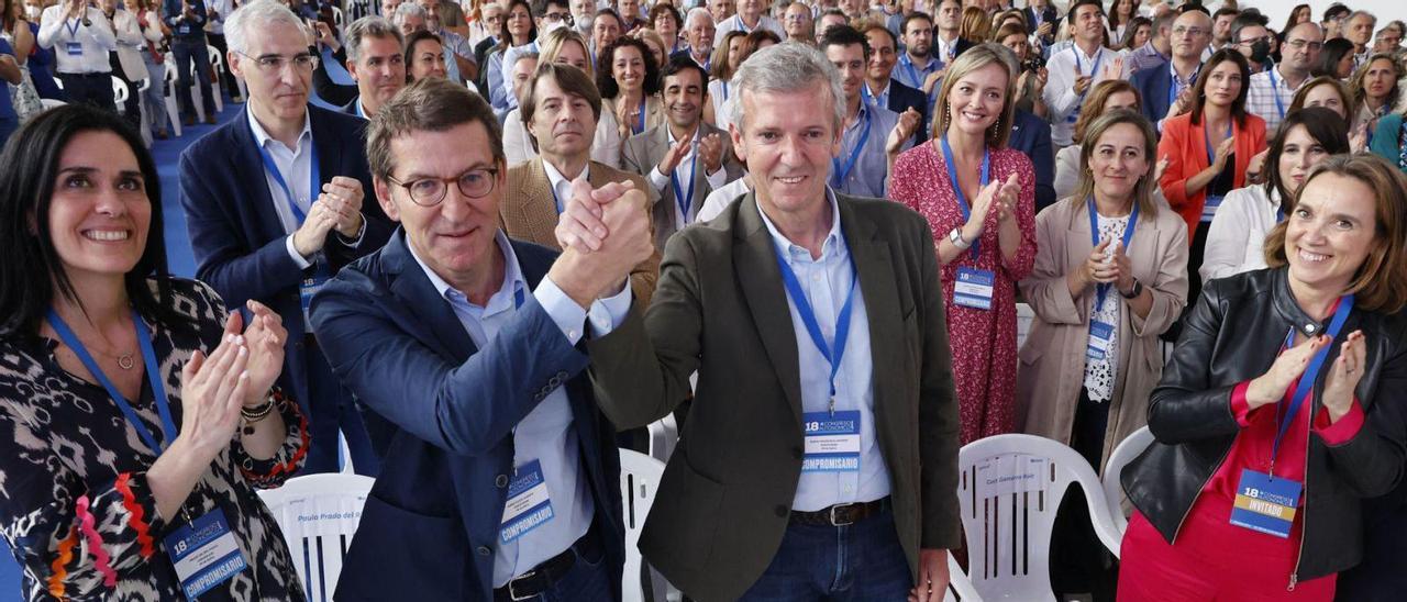 Paula Prado, en primera fila, Núñez Feijóo, Alfonso Rueda y Cuca Gamarra, ayer en el recinto ferial de Pontevedra. | ALBA VILLAR